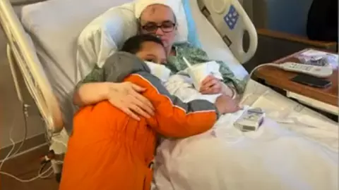 Un băiețel de 6 ani i-a salvat viața mamei sale după ce i-a spus că respiră "ca un zombie"