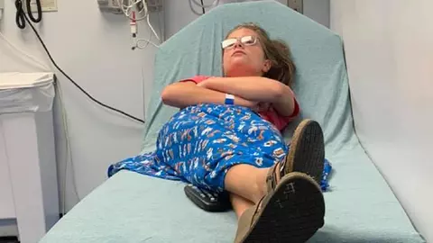 O fată a avut o criză convulsivă pentru că sora ei i-a pieptănat părul