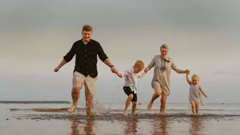 Călătoriile cu avionul cu copiii – cum puteți economisi bani la achiziționarea biletelor?