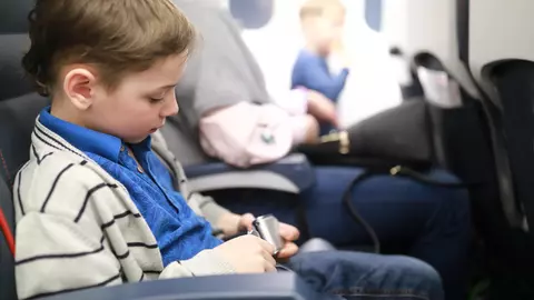 Reacția unei mame când un bărbat din avion a refuzat să-i ofere locul lui de la fereastră copilului