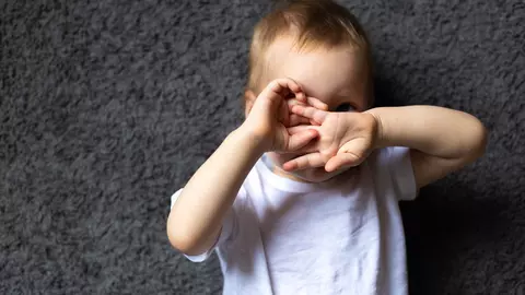 Cum se pun picături în ochii copiilor mici, care nu cooperează. Sfaturile medicului pediatru Mihai Craiu