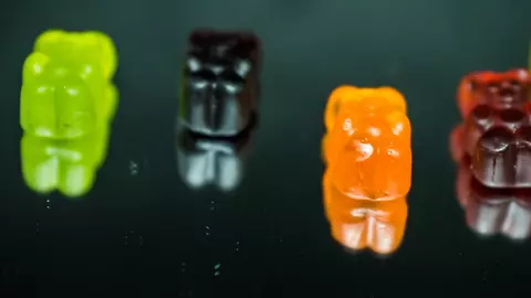 O femeie și trei copii din Neamț, la Urgență după ce au mâncat jeleuri