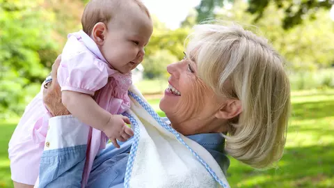 Cum a descoperit o femeie că soacra la care și-a lăsat bebelușul în grijă încerca să alăpteze copilul