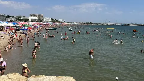 Alertă în două stațiuni de pe litoralul românesc. "Copiii trebuie supravegheați când se îmbăiază!". Ce s-a descoperit în apă