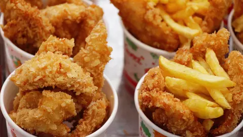 A fost despăgubită cu 800.000 de dolari de un lanț celebru de fast-food, după ce s-a ars cu un nugget de pui