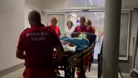 O mamă a sărit cu copiii în brațe de la fereastra unui hotel din Botoșani. Băiatul cel mic a murit