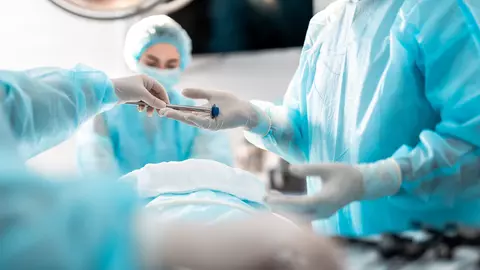 Un bărbat vrea despăgubiri pentru că a fost "lăsat" să asiste la operația de cezariană a soției