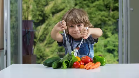 Cum convingi copilul să mănânce legume. Patru metode eficiente și simple recomandate de Mihaela Bilic