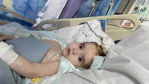 Semnul bizar prin care o mamă a descoperit că fetița ei are o tumoare pe creier. "Tot cădea din pat!"