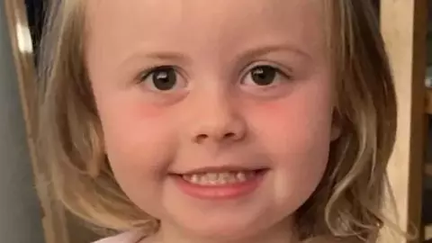 O fetiță a murit după ce medicii i-au ignorat simptomele de apendicită. I s-a spus că are amigdalită