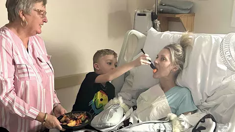 O femeie, mamă a doi copii, care s-a dus să se opereze de pietre la rinichi, a rămas fără mâini și picioare