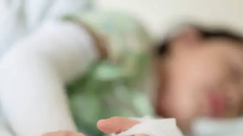 UPDATE / Fetiţa de 3 ani din Iaşi, spălată de mamă pe cap cu o substanță pentru deparazitarea animalelor, a intrat în moarte cerebrală