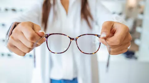 Hipermetropia: principalele simptome și cum se corectează