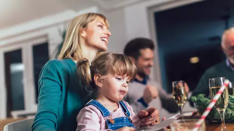 O tânără vrea ca părinții să vină fără copii la restaurant, după ce o fetiță "obraznică" i-a stricat cina romantică