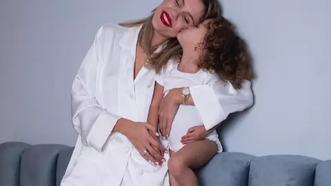 Emily Burghelea, criticată pentru o sesiune foto cu fetița ei, Amedea. Cum s-au pozat cele două