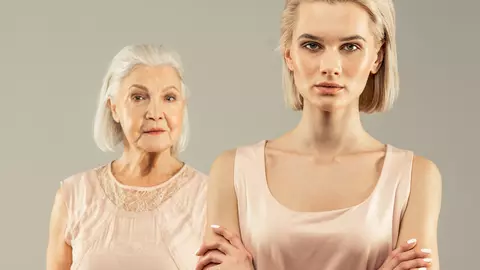 O mamă își amenință soacra cu poliția, după ce i-a făcut găuri pentru cercei fetiței fără voia ei