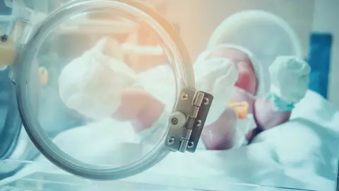 Studiu. Amânarea tăierii cordonului ombilical este benefică pentru nou-născut