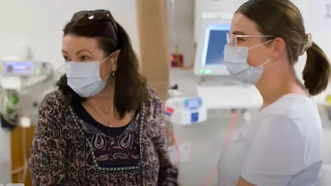 O femeie i-a donat propriul uter fiicei sale pentru a o ajuta să-și mărească familia