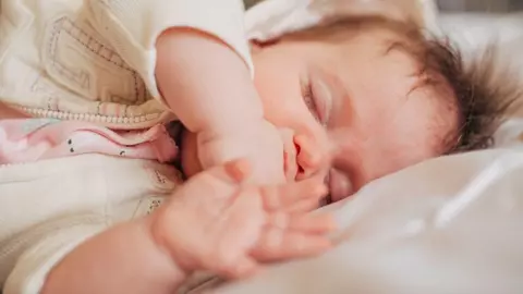 Somnul bebelușilor: strategii și sfaturi pentru o rutină de somn sănătoasă