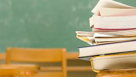 Reacția virală a unei mame al cărei fiu a primit lecturi de citit în vacanță. "Nu suntem de acord să-l forțăm să citească dacă lui nu-i place!"