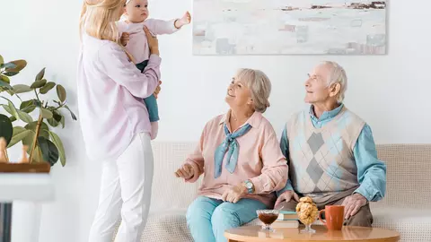 Un tată le-a interzis părinților să mai stea în preajma fetiței lui după ce aceștia "i-au ruinat definitiv corpul" micuței