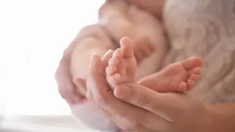 Cum a ajuns o femeie de 52 de ani să-și nască propria nepoată. "Am sărbătorit oboseala și grețurile matinale!"