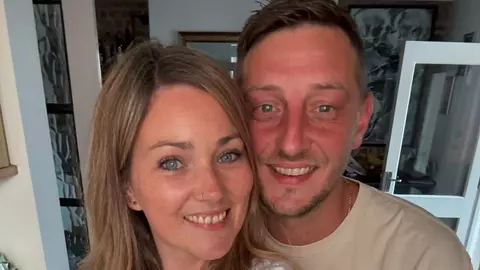 O mamă spune că le permite copiilor accesul la dispozitivele mobile și 10 ore pe zi. "Nu văd cum îi va afecta asta!"