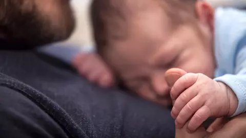 Un tată a încercat să schimbe data de naștere a fiului său motivând că "anul în care a venit pe lume a fost un an rău!"