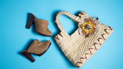 Cum să asortezi saboții cu accesoriile pentru un look coeziv? 