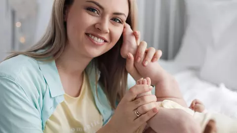 Ghid de îngrijire a pielii postpartum: cum îți recapeți sănătatea tenului în funcție de problemă