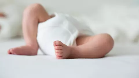 O femeie a fost prinsă în timp ce încerca să-și vândă bebelușul nou-născut pentru 20.000 de dolari, pentru a-și cumpăra o mașină