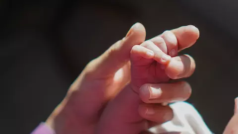 Pașcani: Un bebeluș a supraviețuit după ce a fost aruncat în toaleta din curte. Mama de 21 de ani credea că l-a născut decedat