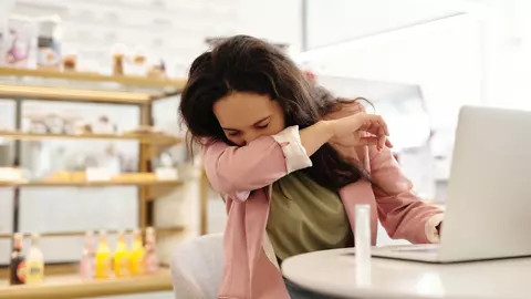 Cum să te ferești de răceală și gripă în acest sezon rece - Pași concreți