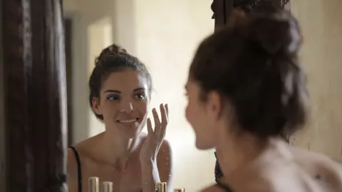 Produse apicole pentru tenul sensibil - de la lăptișorul de matcă, la măștile cu miere