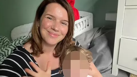 O femeie de 34 de ani a murit la scurt timp după ce a născut acasă. Bebelușul a decedat câteva zile mai târziu