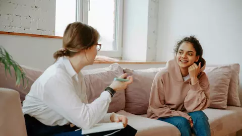 Cum îi ajută terapia pe copii și adolescenți să-și înțeleagă emoțiile și reacțiile