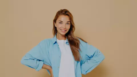 Cămașa oversized: cum să o porți și să o stilizezi pentru un look cool? 