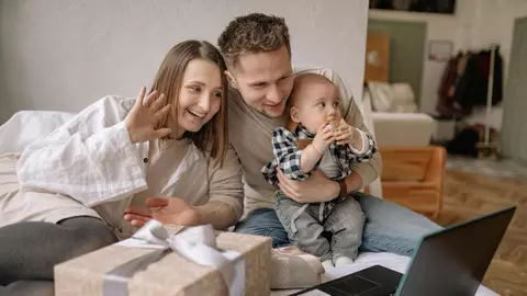 Investiții inteligente pentru proaspeții părinți: cum să reduci costurile lunare fără să schimbi stilul de viață