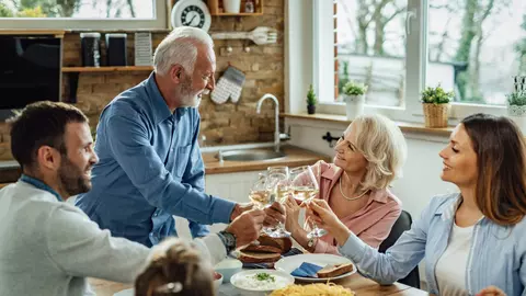 5 metode prin care transformi masa de duminică într-un ritual relaxant pentru toată familia