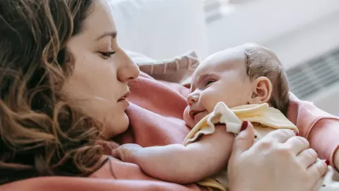 Mama care lipsește din poze: cum revii în fotografiile de familie ale copilului tău