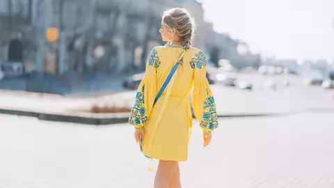 Cum asortezi accesoriile la o rochie galbenă? 7 recomandări