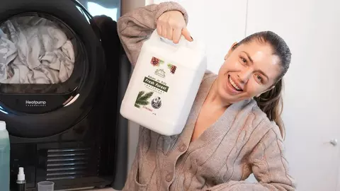 Detergentul certificat UFI cu bicarbonat și enzime profesionale, cu parfum persistent: soluția mamicilor pentru rufele familiei