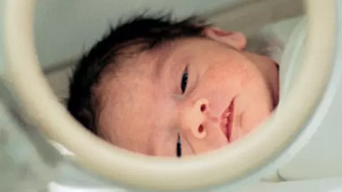 Uneori, bebelusii se grabesc sa vina pe lume