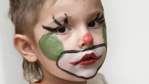 Cine se ascunde sub masca?