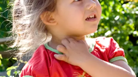 Nenea cu tatele goale