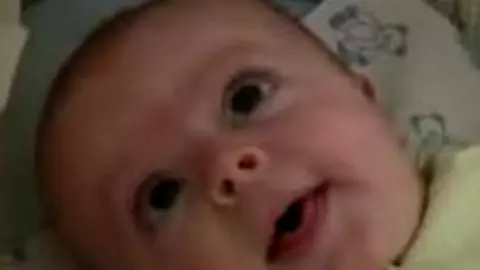 Bebe vorbind cu mami