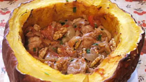 Tocanita de pui cu nuci, in dovleac