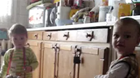 Damian si prietenul lui, Robert la tobe