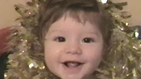 Bradutul de Craciun, rasturnat pe matusica