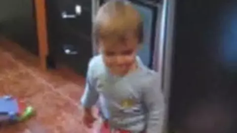 Tudor danseaza hip-hop